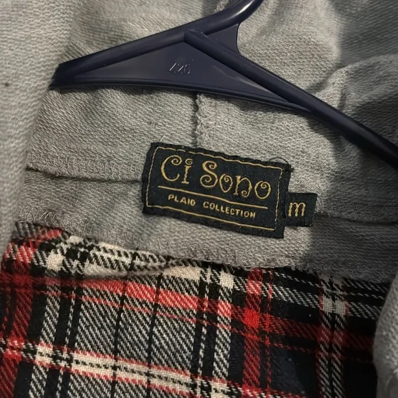 Hooded flannel size medium - Picture 5 of 5